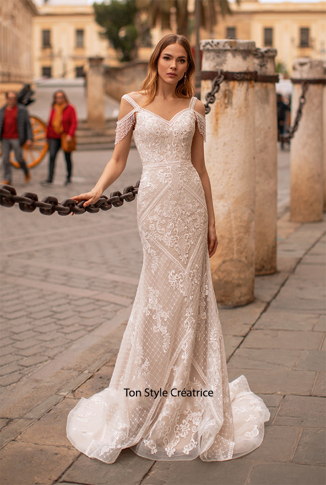 Robe de mariée près du corps brentelle et manche perlé, le dos à un lassage bas mais qui est doublé. Robe en dentelle.