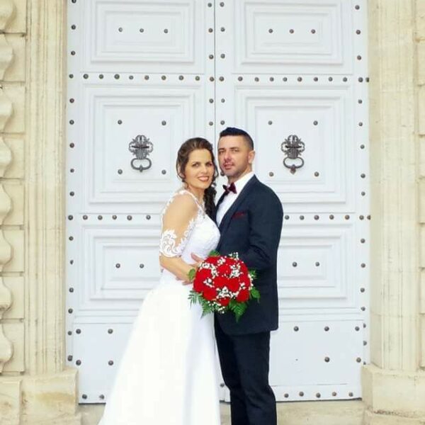 Robe de mariée trapèze avec manches 2/4 en resille et dentelle, effet tatou. Cette robe de mariée est confectionné pour la cliente en pièce unique et sur-mesure par Laura Queen Création