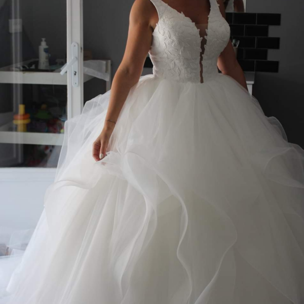 Majestueuse robe de mariée princesse en tulle, cette robe de mariée est originale par le mouvement de la jupe, elle a un haut a large bretelle avec un decolleté très plongeant, cette robe est confectionné par Laura Queen Création Uzès France