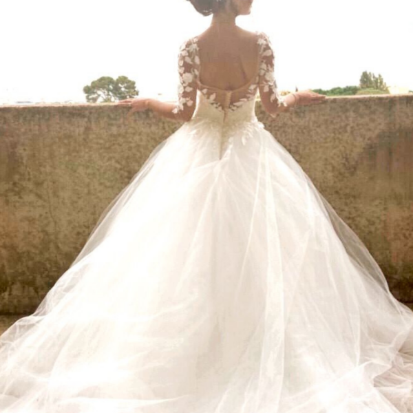 La confection de la robe de mariée de la cliente, faite sur-mesure, cette robe de mariée est une pièce unique