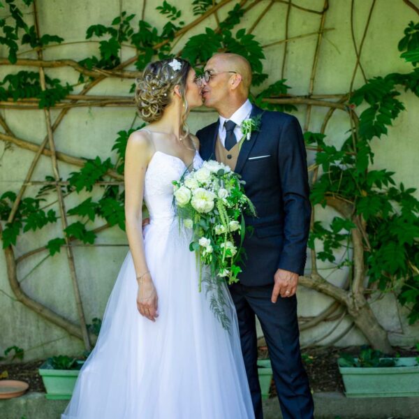 Robe de mariée trapèze haut corset avec décolleté plongeant en coeur, le hut est recouvert de dentelle, des fine bretelle en perle fini la robe. La jupe évaser est en tulle de haute qualité. Robe de mariée haute couture création française confectionné par Laura Queen Création