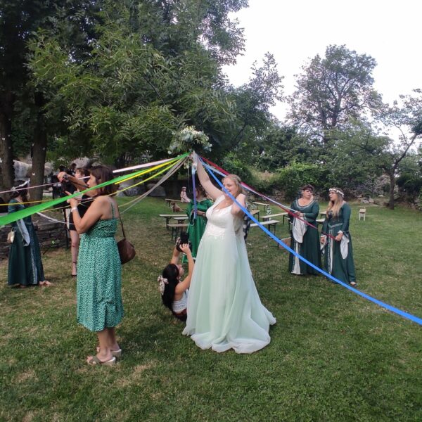 Robe de mariée médivale laiteux et vert, cette robe de mariée est confectionner pour les grande taille, le haut avec de larges bretelles et recouvert de dentelle, la dentelle est decoré de cristaux vert. La jupe est supperposition de tulle vert et laiteux. Cette sublime robe de mariée est créé pour notre cliente en pièce unqiue nous travaillons comme dans la haute couture à la main. Cette merveille a été confectionner par Laura Queen Création