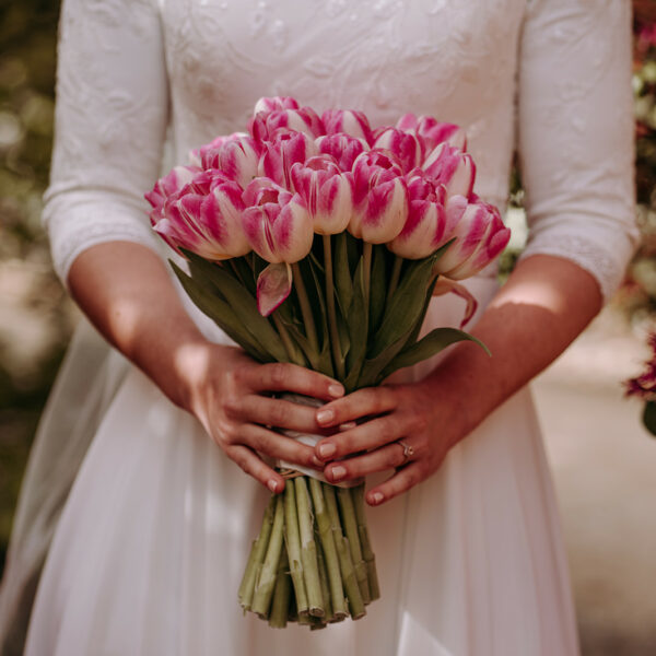 Robe de mariée bohème manches 3/4 faite sur-mesure le haut à un col bateau, il est recouvert de dentelle, la taille est marqué par une ceinture la jupe est fluide en satin fin et mousseline. Cett erobe de mariée est une pièce unique confectionner par Luara Queen Création