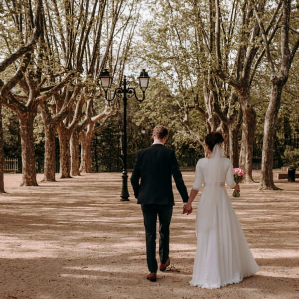 Robe de mariée bohème manches 3/4 faite sur-mesure le haut à un col bateau, il est recouvert de dentelle, la taille est marqué par une ceinture la jupe est fluide en satin fin et mousseline. Cett erobe de mariée est une pièce unique confectionner par Luara Queen Création