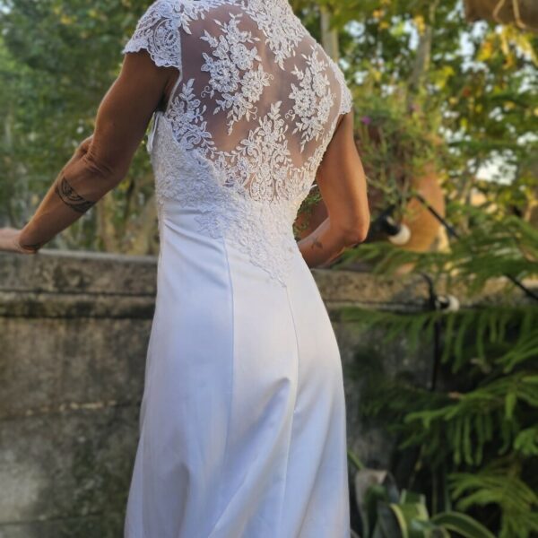 Robe de mariée foureau en satin dos nue en dantelle par Laura Quéén Création