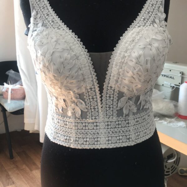 Corset en préparation avec de la toile de maille par Laura Queen Création