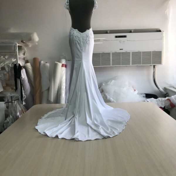 Confection de la robe de mariée fourreau dos nue cette robe est en satin fin confectionner par Laura Queen Création