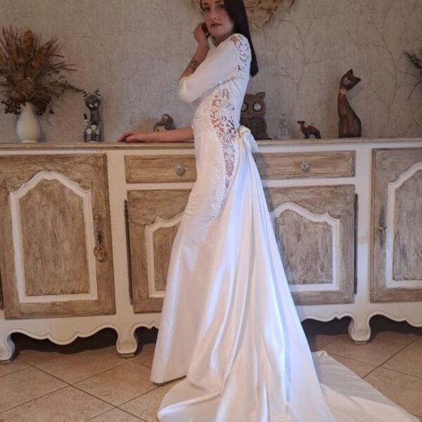 Robe de mariée fourreau traine amovible en satin avec empiècement de dentelle robe de mariée sexy et élégante par Laura Queen Création