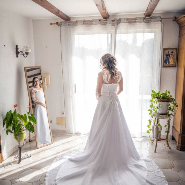 Robe de mariée haute couture de forme trapèze confectionné en pièce unique faite sur-mesure par Laura Queen Création