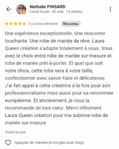 Photo d’une mariée souriante portant sa robe princesse en dentelle blanche, réalisée sur mesure par Laura Queen Création