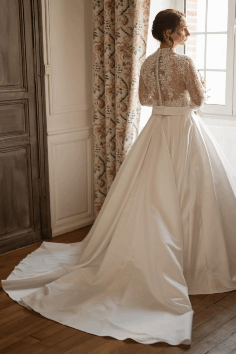 Robe de mariée princesse manches longues en dentelle Chantilly avec jupe à plis plats en satin haut de gamme – création sur mesure