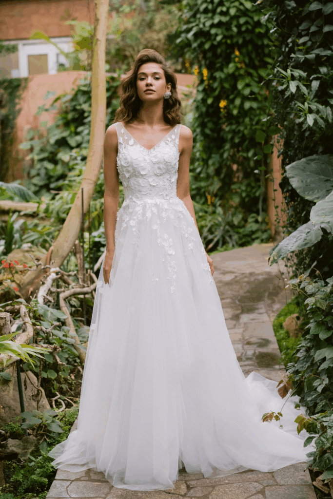 Robe de mariée évasé style bohème en tulle dentelle florale 3D traine laçage dos, Gard France