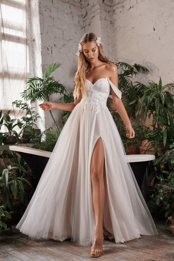 Robe de mariée bustier bretelle tombante sur les bras en tulle avec fente bi-color tulle plumetis robe sexy et élégante Bretagne France