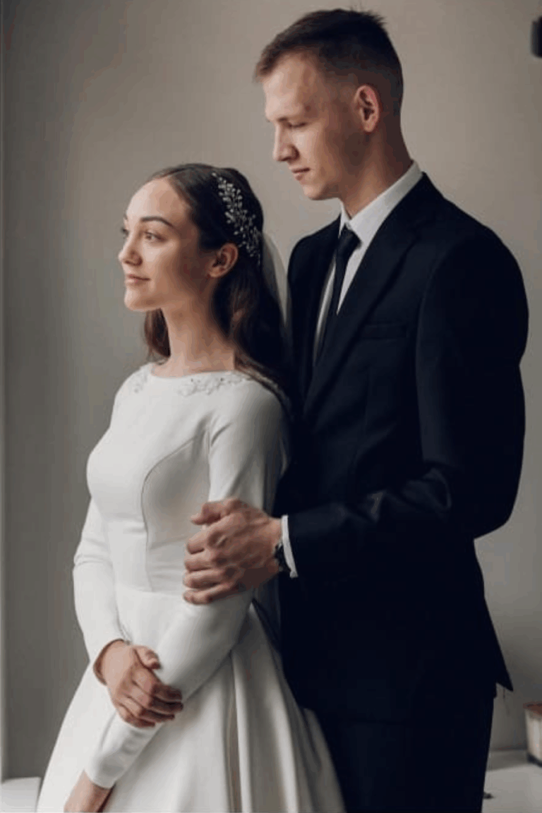 Robe de mariée manches longues évasées en crêpe – style intemporel et élégant