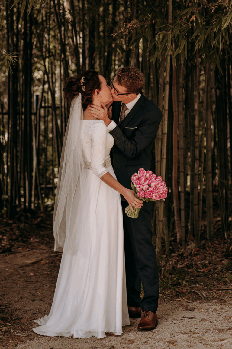 Robe de mariée bohème en satin et mousseline avec manches 3/4 et col bateau – confection artisanale