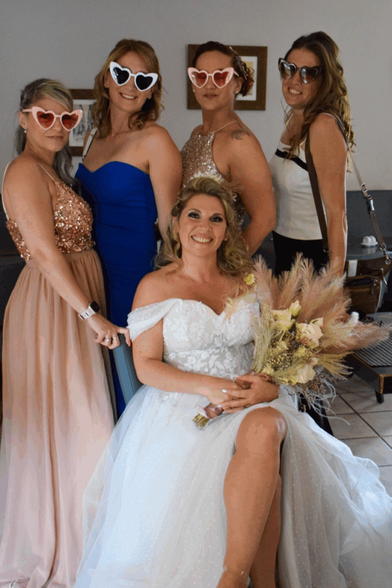 Robe de mariée bustier cœur avec bretelles tombantes, fente frontale et jupe trapèze en tulle et dentelle – création personnalisée