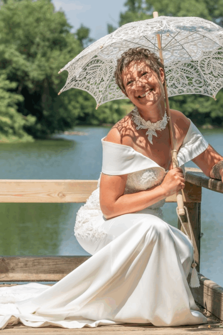 Robe de mariée fourreau en satin avec dentelle florale perlée et col bardot – fabrication sur mesure
