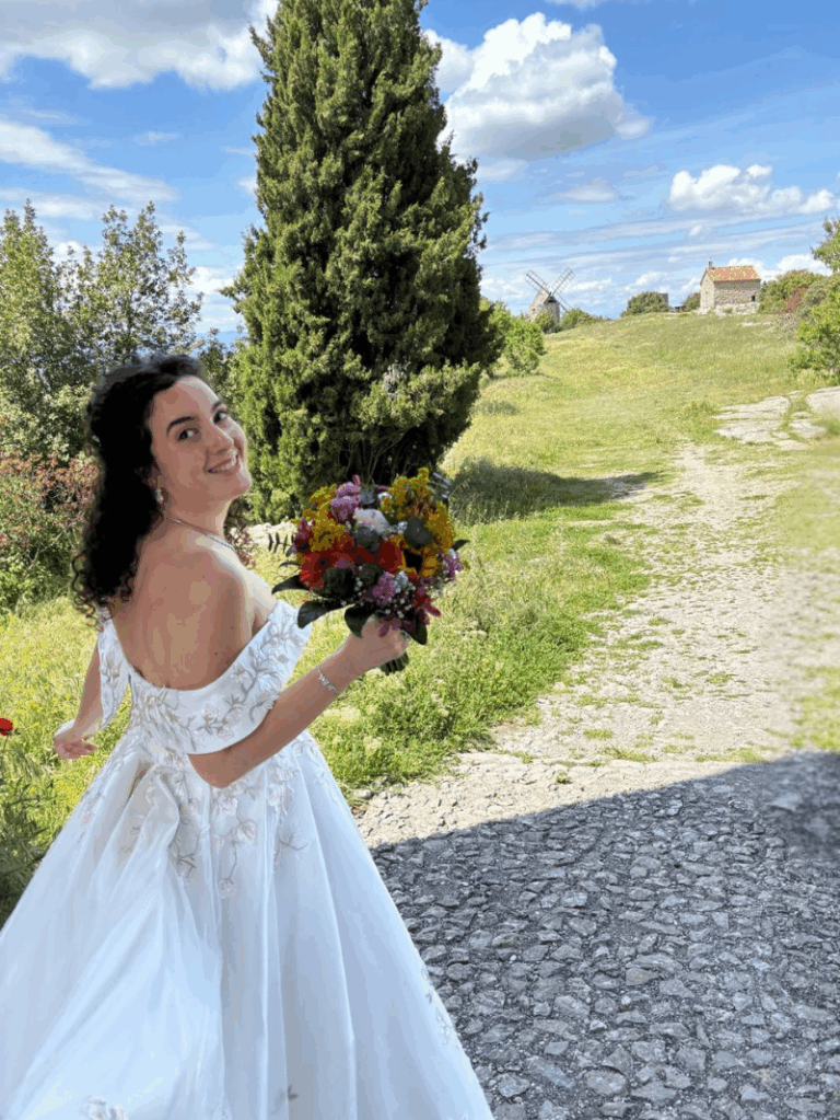 Robe de mariée princesse en cours de montage sur mannequin couture – détails du corset cœur et des plis plats visibles.