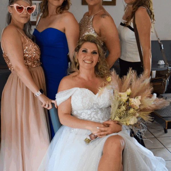 Robe de mariée corset en coeur bretelle tombante sur les bras, jupe évasée en tulle fendu sur les devant, robe de mariée sur-mesure