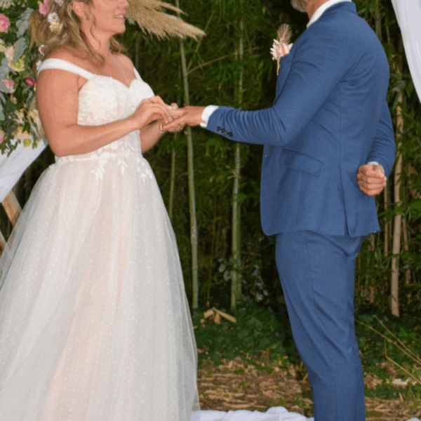 Robe de mariée corset en coeur bretelle tombante sur les bras, jupe évasée en tulle fendu sur les devant, robe de mariée sur-mesure