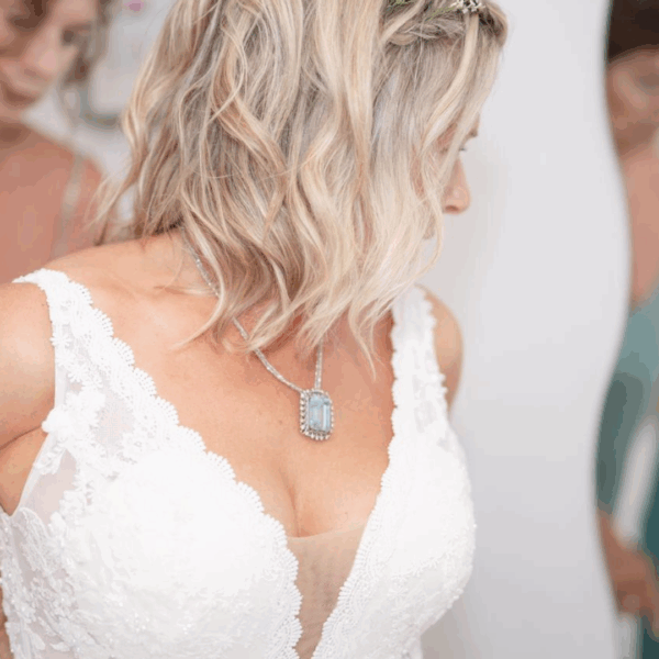 Robe de mariée bohème sur-mesure avec large bretelle dos en V décolleté devant V jupe en tulle et satin fin France