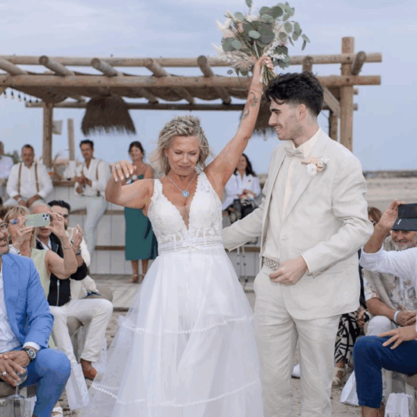 Robe de mariée bohème sur-mesure avec large bretelle dos en V décolleté devant V jupe en tulle et satin fin France