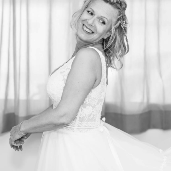 Robe de mariée bohème sur-mesure avec large bretelle dos en V décolleté devant V jupe en tulle et satin fin France