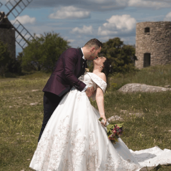 Robe de mariée princesse dentelle florale coloré, robe corset avec col bradot, jupe en satin plit plat Uzès France