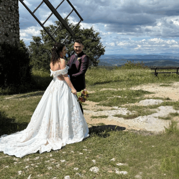 Robe de mariée princesse dentelle florale coloré, robe corset avec col bradot, jupe en satin plit plat Uzès France