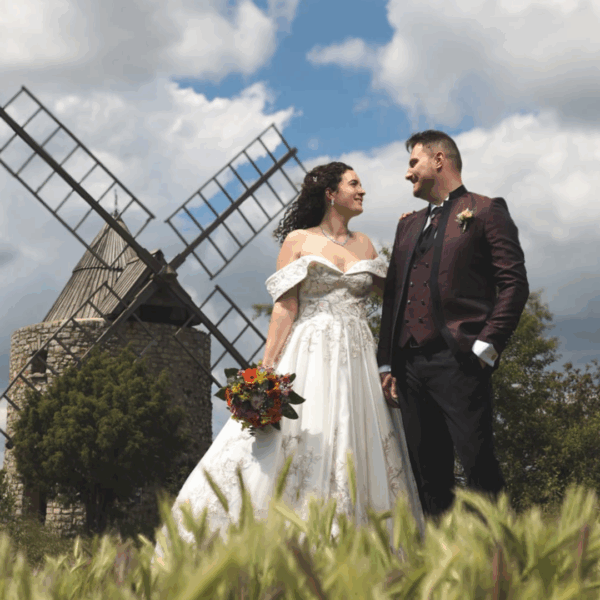 Robe de mariée princesse dentelle florale coloré, robe corset avec col bradot, jupe en satin plit plat Uzès France