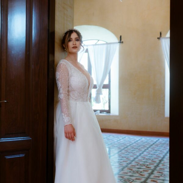 Robe de mariée sur mesure dos nue très décolleté manches longue en dentelle robe corset décolleté plongeant