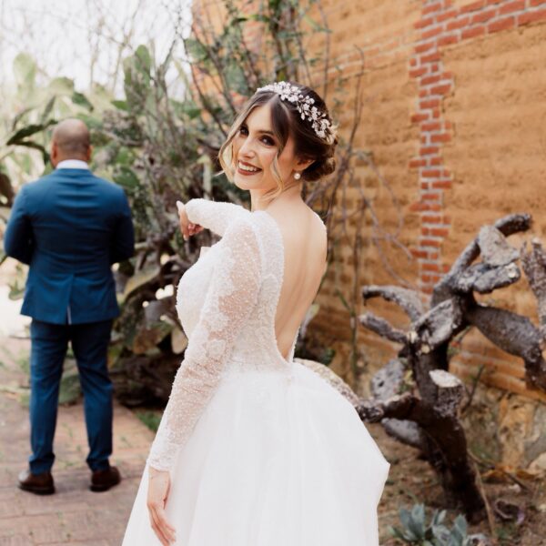 Robe de mariée sur mesure dos nue très décolleté manches longue en dentelle robe corset décolleté plongeant