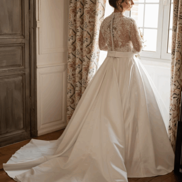Robe de mariée princesse sur-mesure en satin haut en transparent en dentelle manches longue France Création