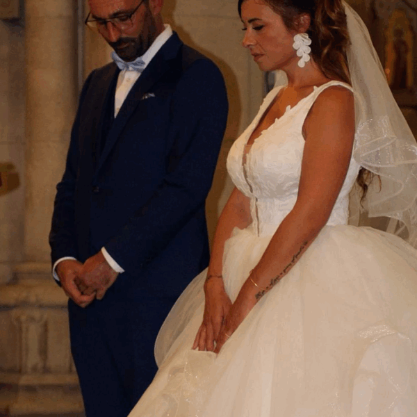Robe de mariée sur-mesure style libanaise en tulle et dentelle, décolleté plongeant devant, dos en V France Sud Gard