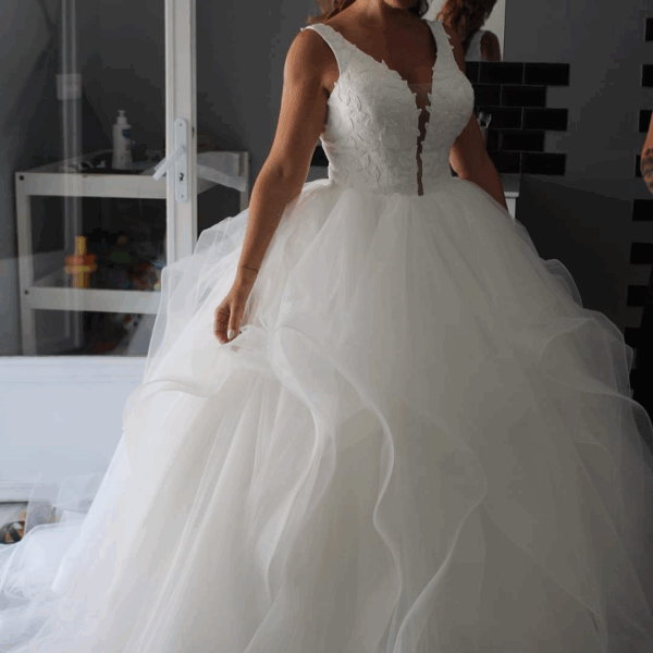 Robe de mariée sur-mesure style libanaise en tulle et dentelle, décolleté plongeant devant, dos en V France Sud Gard