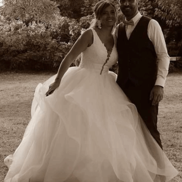 Robe de mariée sur-mesure style libanaise en tulle et dentelle, décolleté plongeant devant, dos en V France Sud Gard