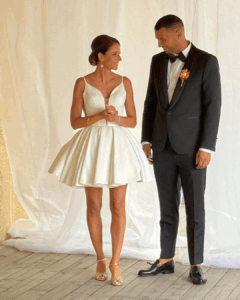 Robe de mariée courte style patineuse en satin mate dos nue finition dentelle