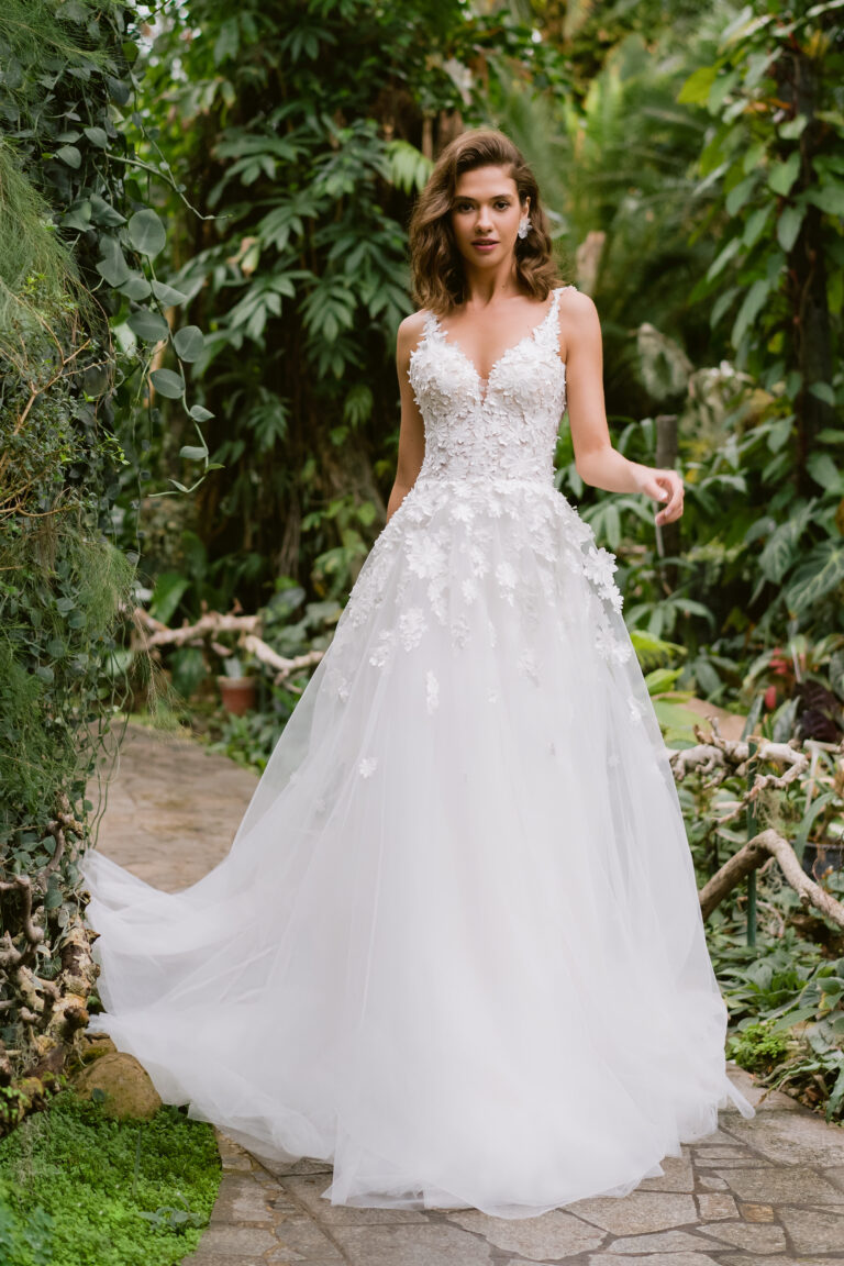Robe de mariée sur-mesure à petit budget tissus de très belle qualité européens collection light breeze www.lauraqueencreation.fr