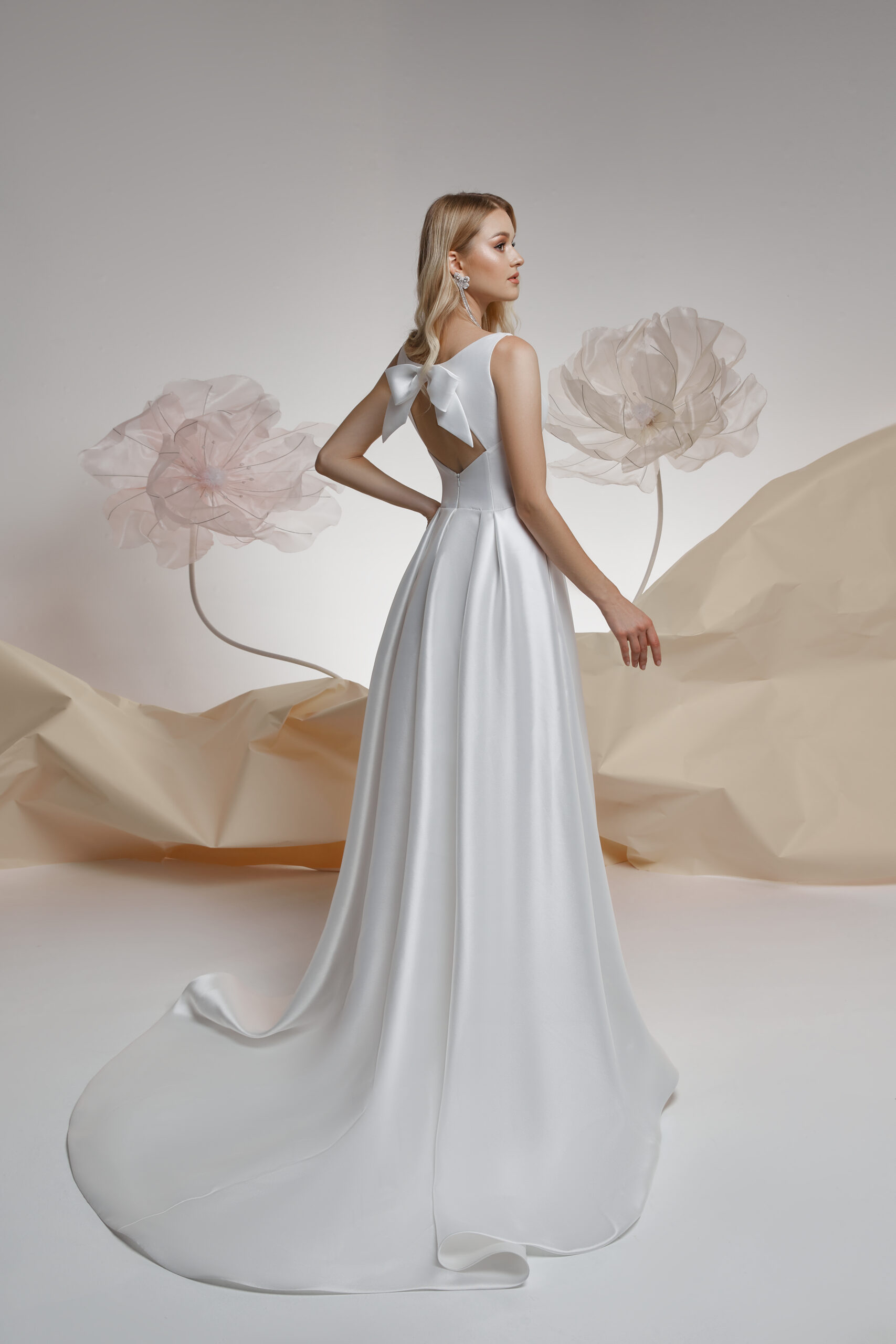 Robe de mariée sur-mesure dédier aux petits budget tissus de haute qualité européennes collection only sur https://lauraqueencreation.etsy.com/