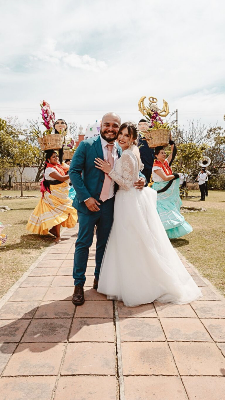 Mariée rayonnante robe de mariée sur-mesure Laura Queen Création