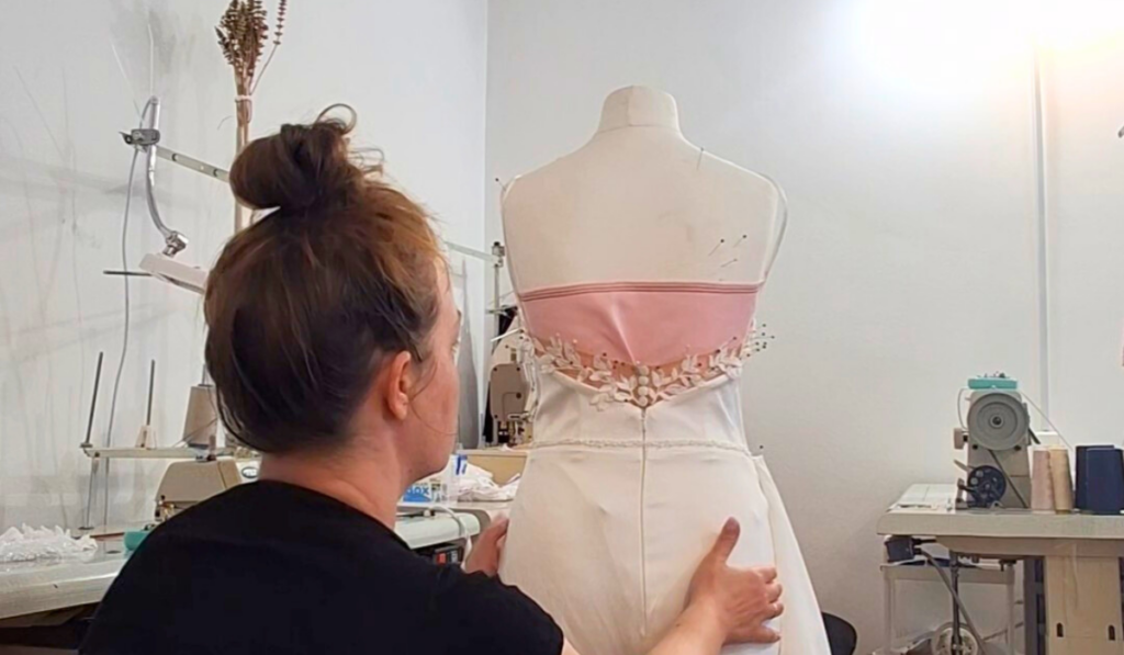 Aurélie créatrice et styliste robe de mariée sur-mesure spécialiste corset et du corps de la femme, Uzès Gard